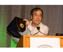 Chairman presenting souvenir to POSNA counterpart in Hawaii (2010)